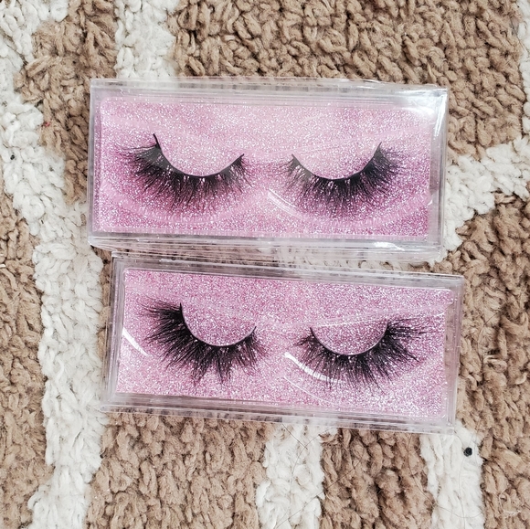 SOLD Natural false eyelashes - Picture 1 of 3